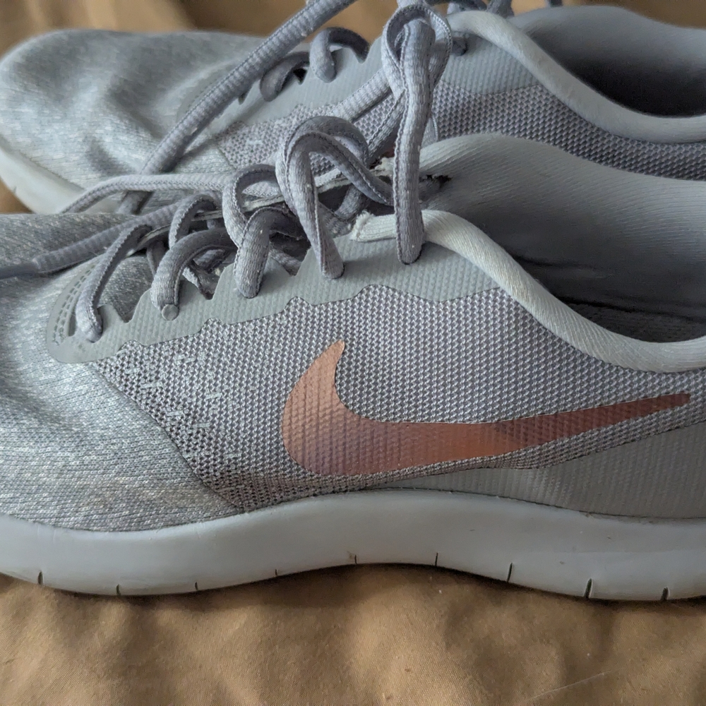 Nike Flex Contact Women’s Running Shoes – Size 6.5 – Light Gray/Rose Gold